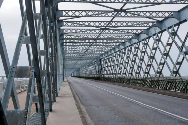 sur le pont Eiffel de Cubezac (1).